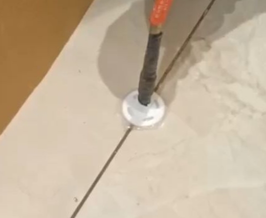 涉县瓷砖空鼓维修公司专业解答瓷砖在铺贴过程中，如果没有涂抹均匀到位的粘结材料（如水泥砂浆或瓷砖胶），可能会导致以下问题
